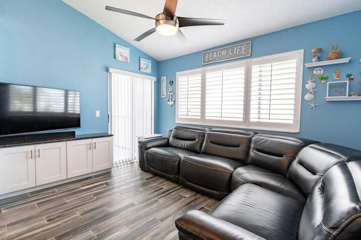 Elegante sala de estar con mobiliario moderno en un apartamento en Building Beach Park Lane - beachside - 1044375 en Cape Canaveral, Cape Canaveral Elegante sala de estar con mobiliario moderno en un apartamento en Building Beach Park Lane - beachside - 1044375 en Cape Canaveral, Cape Canaveral