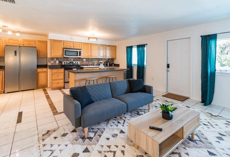 Elegant gestaltetes Wohnzimmer mit moderner Einrichtung in einer Wohnung im Building Ridgewood Avenue - beachside - 1044445 in Cape Canaveral, Cape Canaveral Elegant gestaltetes Wohnzimmer mit moderner Einrichtung in einer Wohnung im Building Ridgewood Avenue - beachside - 1044445 in Cape Canaveral, Cape Canaveral