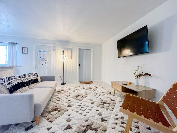 Sala de estar elegantemente projetada com móveis modernos em um apartamento no Building Ridgewood Avenue - beachside - 1044401 em Cape Canaveral, Cape Canaveral Sala de estar elegantemente projetada com móveis modernos em um apartamento no Building Ridgewood Avenue - beachside - 1044401 em Cape Canaveral, Cape Canaveral