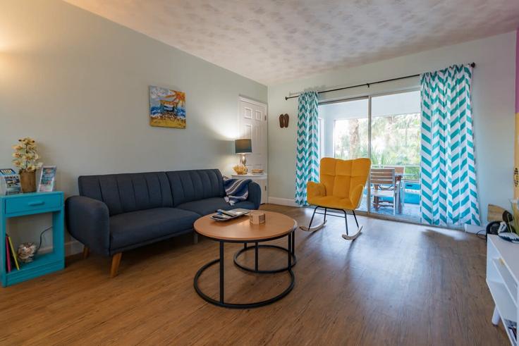 Sala de estar elegantemente projetada com móveis modernos em um apartamento no Building California Avenue - beachside - 1044316 em Cocoa Beach, Cocoa Beach
