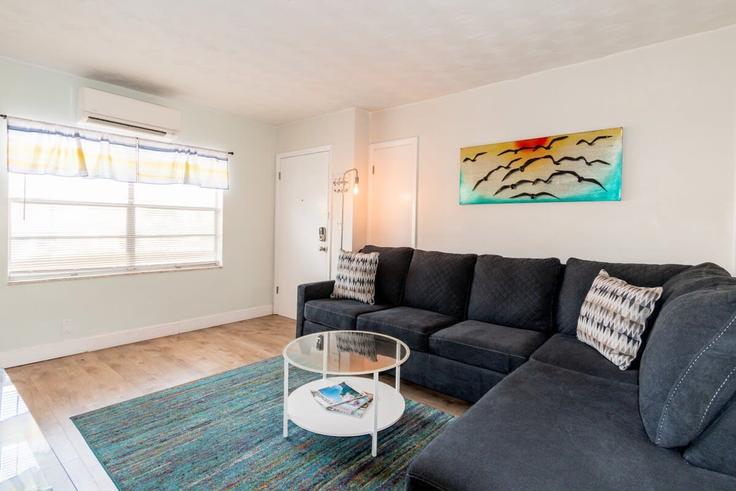 Sala de estar elegantemente projetada com móveis modernos em um apartamento no Building California Avenue - beachside - 1044321 em Cocoa Beach, Cocoa Beach