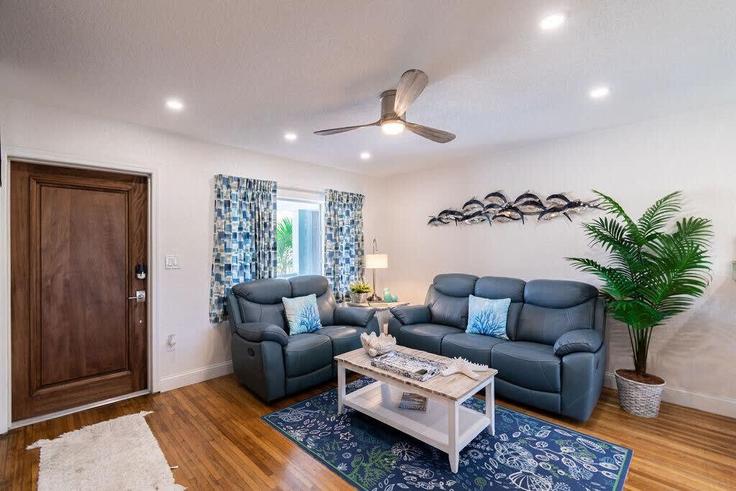 Salle de séjour élégante avec mobilier moderne dans un appartement à Building South Atlantic Avenue - beachside - 1044319 à Cocoa Beach, Cocoa Beach Salle de séjour élégante avec mobilier moderne dans un appartement à Building South Atlantic Avenue - beachside - 1044319 à Cocoa Beach, Cocoa Beach