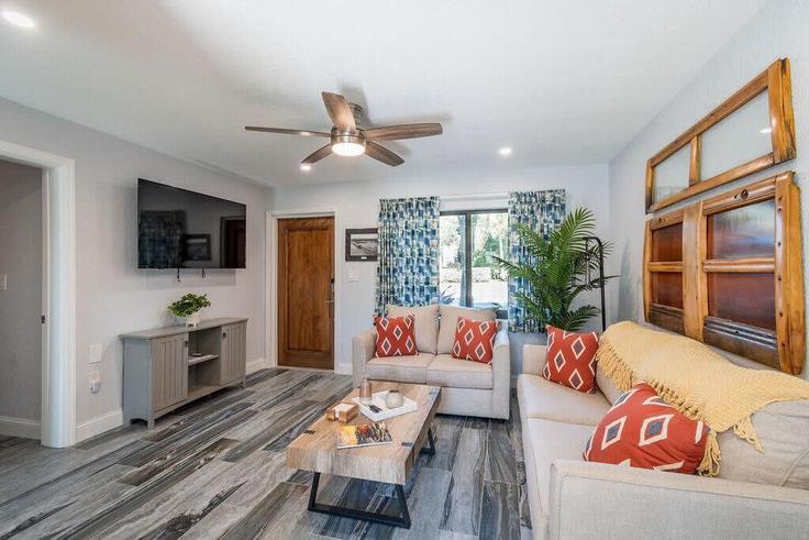 Sala de estar elegantemente projetada com móveis modernos em um apartamento no Building South Atlantic Avenue - beachside - 1044341 em Cocoa Beach, Cocoa Beach Sala de estar elegantemente projetada com móveis modernos em um apartamento no Building South Atlantic Avenue - beachside - 1044341 em Cocoa Beach, Cocoa Beach