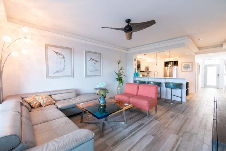 Merritt Island Merritt IslandのBuilding Lagoon Way - beachside - 1044421のアパートメントにある、モダンな家具を備えたエレガントなデザインのリビングルーム Merritt Island Merritt IslandのBuilding Lagoon Way - beachside - 1044421のアパートメントにある、モダンな家具を備えたエレガントなデザインのリビングルーム