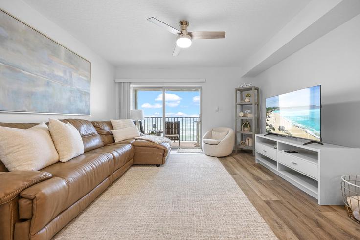 Salle de séjour élégante avec mobilier moderne dans un appartement à Building Jimmy Buffett Memorial Highway - beachside - 1044475 à South Patrick Shores, South Patrick Shores