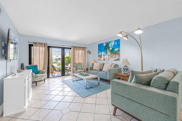 Sala de estar elegantemente projetada com móveis modernos em um apartamento no Building Tulip Avenue - beachside - 1044373 em Cocoa Beach, Cocoa Beach Sala de estar elegantemente projetada com móveis modernos em um apartamento no Building Tulip Avenue - beachside - 1044373 em Cocoa Beach, Cocoa Beach