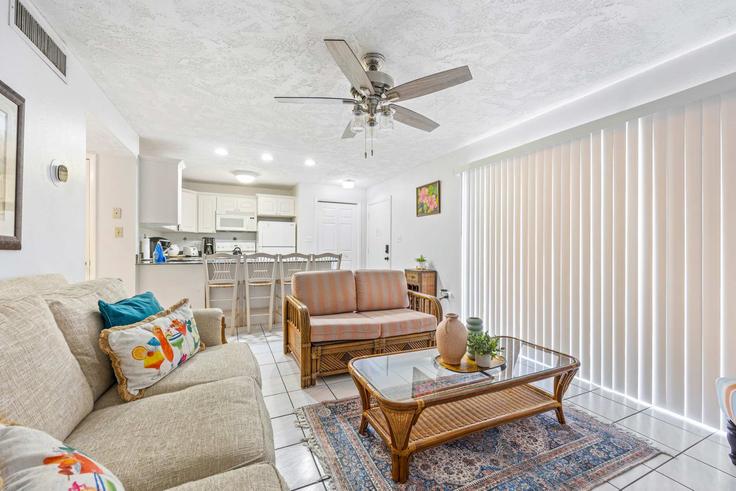 Salle de séjour élégante avec mobilier moderne dans un appartement à Building North Atlantic Avenue - beachside - 1044479 à Cocoa Beach, Cocoa Beach