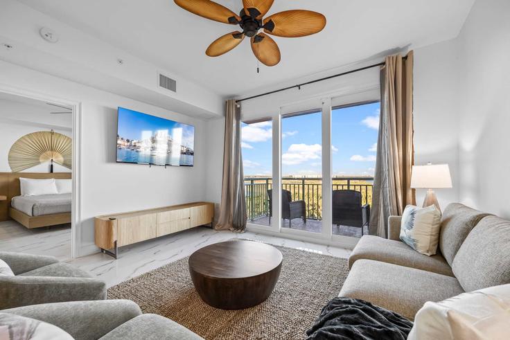 Building Pilot Lane - beachside - 1512884 adresindeki bir dairede modern mobilyalarla zarif bir şekilde tasarlanmış oturma odası Merritt Island, Merritt Island Building Pilot Lane - beachside - 1512884 adresindeki bir dairede modern mobilyalarla zarif bir şekilde tasarlanmış oturma odası Merritt Island, Merritt Island