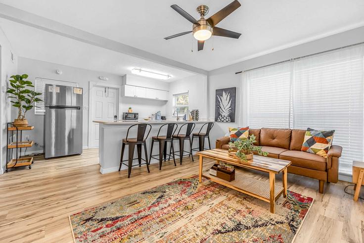 Building South Atlantic Avenue - beachside - 1044499 adresindeki bir dairede modern mobilyalarla zarif bir şekilde tasarlanmış oturma odası Cocoa Beach, Cocoa Beach Building South Atlantic Avenue - beachside - 1044499 adresindeki bir dairede modern mobilyalarla zarif bir şekilde tasarlanmış oturma odası Cocoa Beach, Cocoa Beach