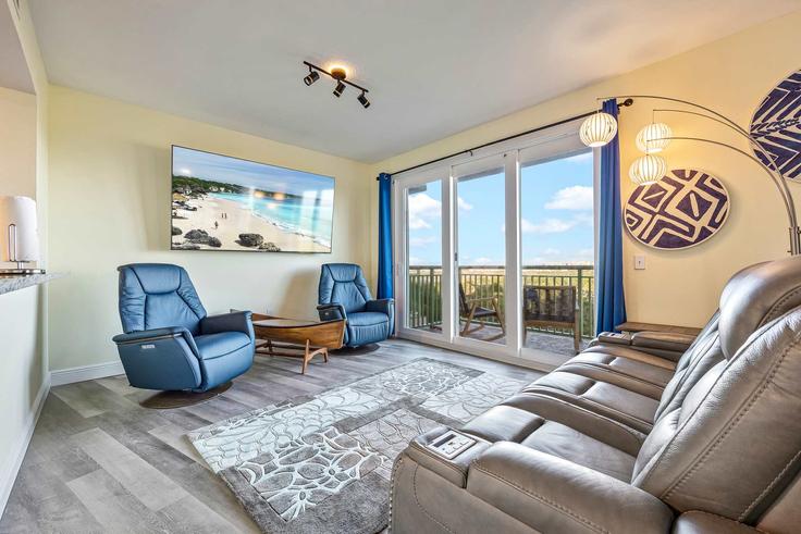 Elegant gestaltetes Wohnzimmer mit moderner Einrichtung in einer Wohnung im Building Kemp Street - beachside - 1069183 in Merritt Island, Merritt Island Elegant gestaltetes Wohnzimmer mit moderner Einrichtung in einer Wohnung im Building Kemp Street - beachside - 1069183 in Merritt Island, Merritt Island