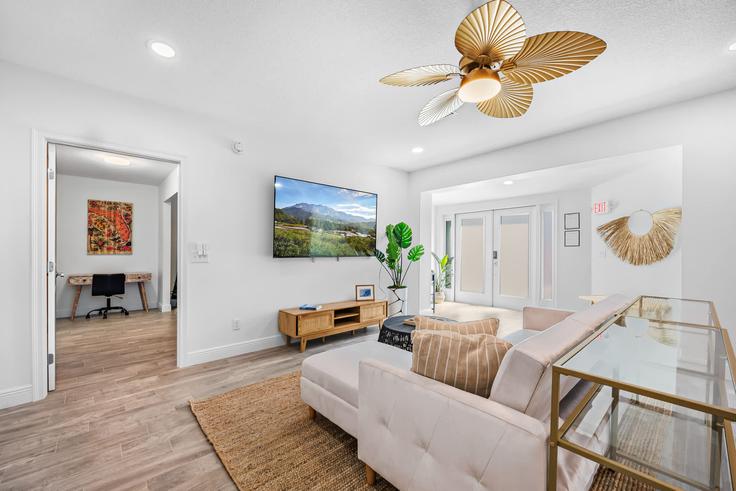 Cocoa Beach Cocoa BeachのBuilding North Atlantic Avenue - beachside - 1069193 - USAのアパートメントにある、モダンな家具を備えたエレガントなデザインのリビングルーム