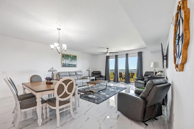 Coin bureau avec un bureau élégant et chaise de bureau ergonomique dans un appartement situé à Building Kemp Street - beachside - 1069194 dans Merritt Island, Merritt Island Coin bureau avec un bureau élégant et chaise de bureau ergonomique dans un appartement situé à Building Kemp Street - beachside - 1069194 dans Merritt Island, Merritt Island