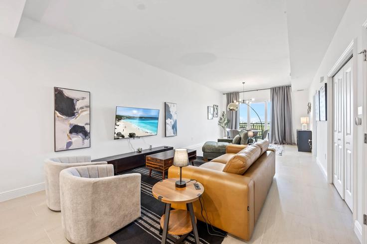 Building Pilot Lane - beachside - 1499904 adresindeki bir dairede modern mobilyalarla zarif bir şekilde tasarlanmış oturma odası Merritt Island, Merritt Island Building Pilot Lane - beachside - 1499904 adresindeki bir dairede modern mobilyalarla zarif bir şekilde tasarlanmış oturma odası Merritt Island, Merritt Island