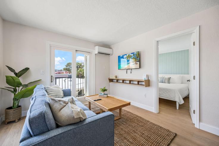 Sala de estar elegantemente projetada com móveis modernos em um apartamento no Building South Orlando Avenue - beachside - 1245227 - USA em Cocoa Beach, Cocoa Beach