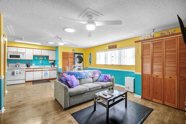 Cocoa Beach Cocoa BeachのBuilding West Leon Lane - beachside - 1245230のアパートメントにある、モダンな家具を備えたエレガントなデザインのリビングルーム Cocoa Beach Cocoa BeachのBuilding West Leon Lane - beachside - 1245230のアパートメントにある、モダンな家具を備えたエレガントなデザインのリビングルーム