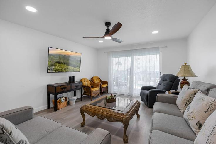 Building Barlow Avenue - beachside - 1044428 adresindeki bir dairede modern mobilyalarla zarif bir şekilde tasarlanmış oturma odası Cocoa Beach, Cocoa Beach