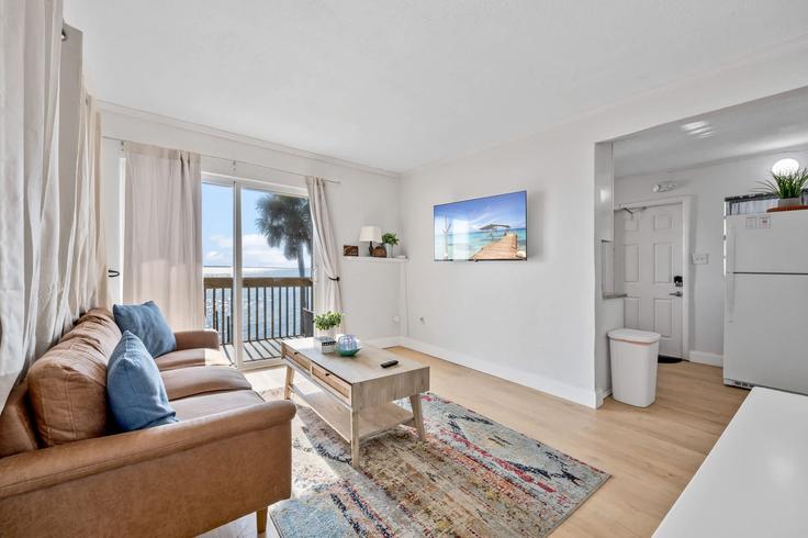 Sala de estar elegantemente projetada com móveis modernos em um apartamento no Building South Atlantic Avenue - beachside - 1044496 em Cocoa Beach, Cocoa Beach Sala de estar elegantemente projetada com móveis modernos em um apartamento no Building South Atlantic Avenue - beachside - 1044496 em Cocoa Beach, Cocoa Beach