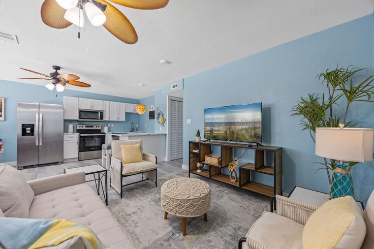 Elegante sala de estar con mobiliario moderno en un apartamento en Building East Grant Avenue - beachside - 1289711 - USA en Cocoa Beach, Cocoa Beach