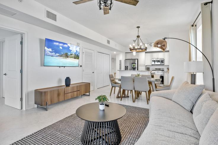 Building Judson Road - beachside - 1327998 adresindeki bir dairede modern mobilyalarla zarif bir şekilde tasarlanmış oturma odası Merritt Island, Merritt Island