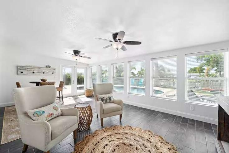 Cocoa Beach Cocoa BeachのBuilding Deleon Road - beachside - 1346944のアパートメントにある、モダンな家具を備えたエレガントなデザインのリビングルーム