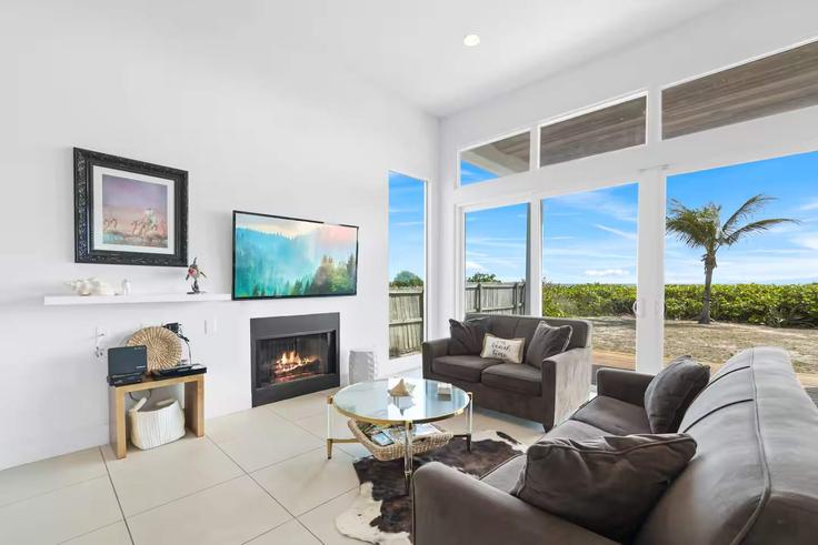 Cocoa Beach Cocoa BeachのBuilding South Atlantic Avenue - beachside - 1346946のアパートメントにある、モダンな家具を備えたエレガントなデザインのリビングルーム