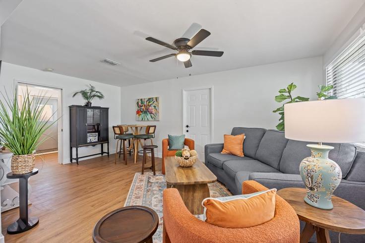 Building Seacrest Avenue - beachside - 1325661 adresindeki bir dairede modern mobilyalarla zarif bir şekilde tasarlanmış oturma odası Merritt Island, Merritt Island