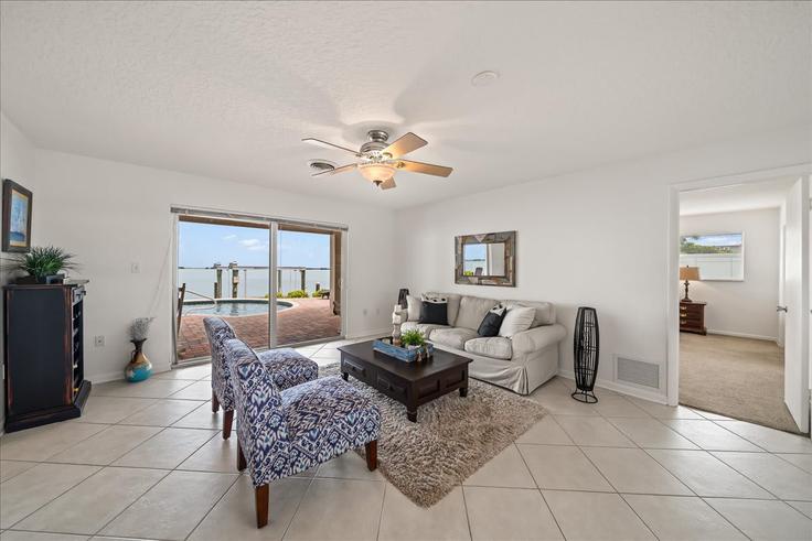 Sala de estar elegantemente projetada com móveis modernos em um apartamento no Building Country Club Road - beachside - 1351177 em Cocoa Beach, Cocoa Beach Sala de estar elegantemente projetada com móveis modernos em um apartamento no Building Country Club Road - beachside - 1351177 em Cocoa Beach, Cocoa Beach