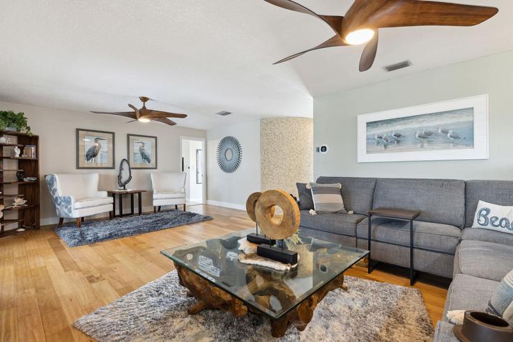 Salle de séjour élégante avec mobilier moderne dans un appartement à Building Fairway Drive - beachside - 1381668 à Cocoa Beach, Cocoa Beach