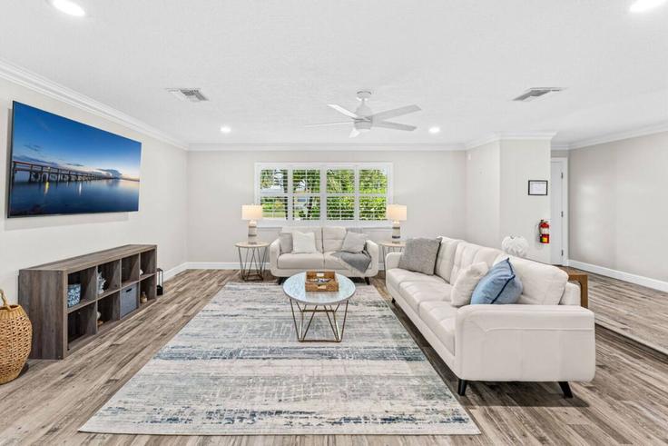 Sala de estar elegantemente projetada com móveis modernos em um apartamento no Building Seminole Drive - beachside - 1464868 em Indian Harbour Beach, Indian Harbour Beach Sala de estar elegantemente projetada com móveis modernos em um apartamento no Building Seminole Drive - beachside - 1464868 em Indian Harbour Beach, Indian Harbour Beach