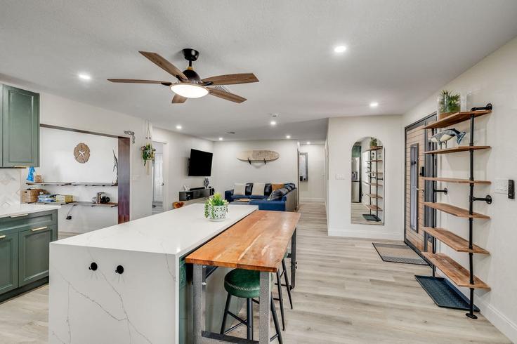 Cocoa Beach Cocoa BeachのBuilding North Shore Drive - beachside - 1459973のアパートメントにある、モダンな家具を備えたエレガントなデザインのリビングルーム