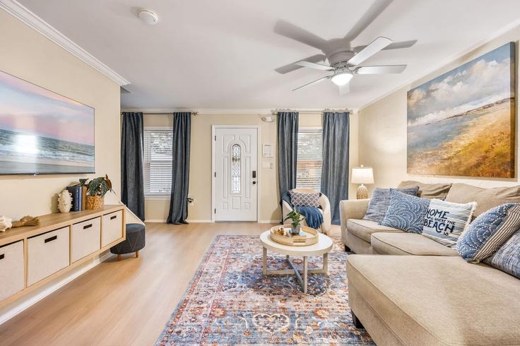 Sala de estar elegantemente projetada com móveis modernos em um apartamento no Building Canaveral Beach Boulevard - beachside - 1464867 em Cape Canaveral, Cape Canaveral