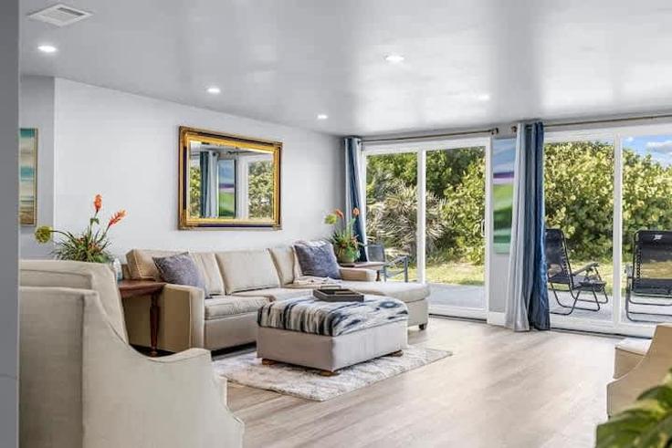 Building South Highway A1A - beachside - 1044462 adresindeki bir dairede modern mobilyalarla zarif bir şekilde tasarlanmış oturma odası Melbourne Beach, Melbourne Beach Building South Highway A1A - beachside - 1044462 adresindeki bir dairede modern mobilyalarla zarif bir şekilde tasarlanmış oturma odası Melbourne Beach, Melbourne Beach