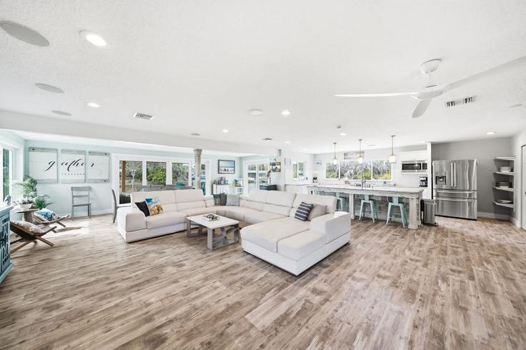 Cocoa Beach, Cocoa Beach에 위치한 Building Cocoa Isles Boulevard - beachside - 1633974 유닛의 세련된 인테리어가 돋보이는 거실 Cocoa Beach, Cocoa Beach에 위치한 Building Cocoa Isles Boulevard - beachside - 1633974 유닛의 세련된 인테리어가 돋보이는 거실