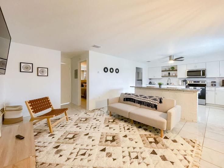 Cape Canaveral, Cape Canaveral에 위치한 Building Ridgewood Avenue - beachside - 1044401 유닛의 세련된 인테리어가 돋보이는 거실 Cape Canaveral, Cape Canaveral에 위치한 Building Ridgewood Avenue - beachside - 1044401 유닛의 세련된 인테리어가 돋보이는 거실