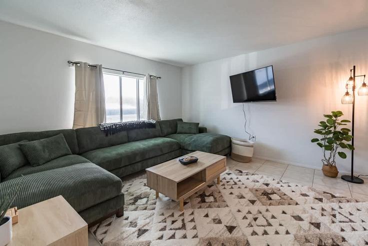 Sala de estar elegantemente projetada com móveis modernos em um apartamento no Building Ridgewood Avenue - beachside - 1044441 - USA em Cape Canaveral, Cape Canaveral Sala de estar elegantemente projetada com móveis modernos em um apartamento no Building Ridgewood Avenue - beachside - 1044441 - USA em Cape Canaveral, Cape Canaveral