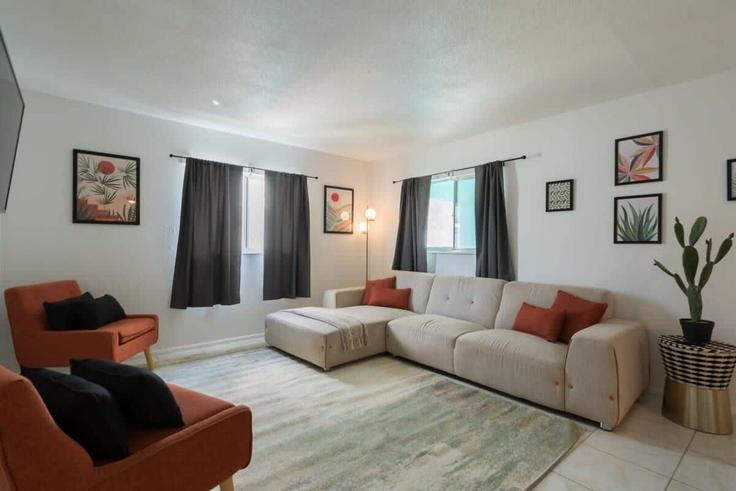 Cape Canaveral Cape CanaveralのBuilding Ridgewood Avenue - beachside - 1044348 - USAのアパートメントにある、モダンな家具を備えたエレガントなデザインのリビングルーム Cape Canaveral Cape CanaveralのBuilding Ridgewood Avenue - beachside - 1044348 - USAのアパートメントにある、モダンな家具を備えたエレガントなデザインのリビングルーム