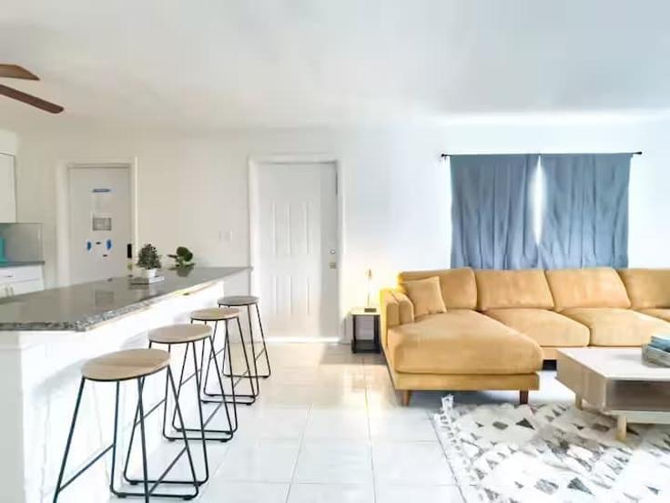 Cape Canaveral, Cape Canaveral에 위치한 Building Ridgewood Avenue - beachside - 1044447 유닛의 세련된 인테리어가 돋보이는 거실 Cape Canaveral, Cape Canaveral에 위치한 Building Ridgewood Avenue - beachside - 1044447 유닛의 세련된 인테리어가 돋보이는 거실