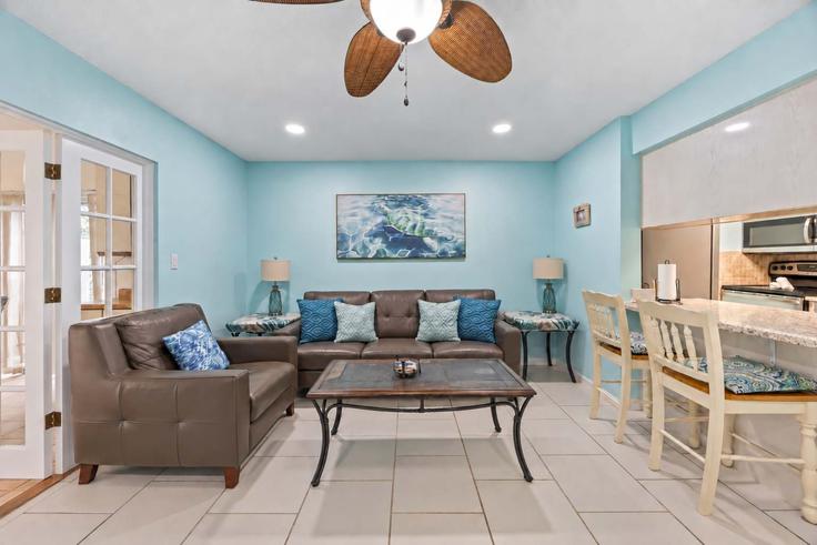 Cape Canaveral, Cape Canaveral에 위치한 Building Seaport Boulevard - beachside - 1635729 유닛의 세련된 인테리어가 돋보이는 거실 Cape Canaveral, Cape Canaveral에 위치한 Building Seaport Boulevard - beachside - 1635729 유닛의 세련된 인테리어가 돋보이는 거실