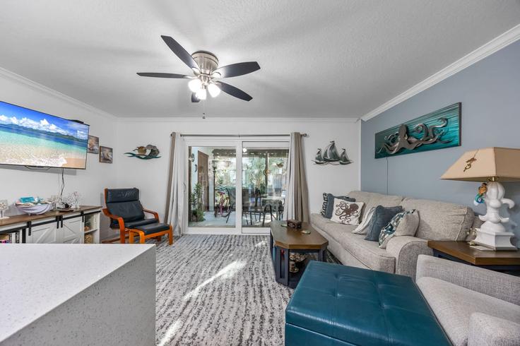 Elegant gestaltetes Wohnzimmer mit moderner Einrichtung in einer Wohnung im Building Seaport Boulevard - beachside - 1694939 in Cape Canaveral, Cape Canaveral Elegant gestaltetes Wohnzimmer mit moderner Einrichtung in einer Wohnung im Building Seaport Boulevard - beachside - 1694939 in Cape Canaveral, Cape Canaveral