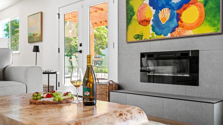 Sonoma SonomaのBuilding Fowler Creek Road - beaux-maison - 1538712のアパートメントにある、モダンな家具を備えたエレガントなデザインのリビングルーム