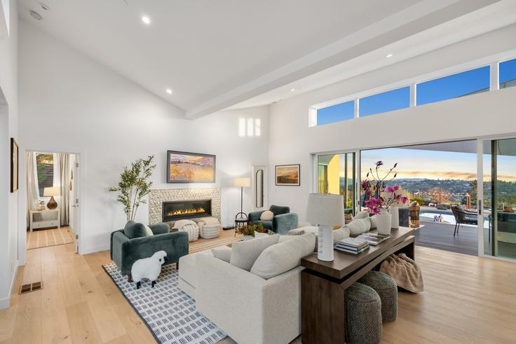 Elegant gestaltetes Wohnzimmer mit moderner Einrichtung in einer Wohnung im Building Heights Road - beaux-maison - 1538717 in Santa Rosa, Santa Rosa Elegant gestaltetes Wohnzimmer mit moderner Einrichtung in einer Wohnung im Building Heights Road - beaux-maison - 1538717 in Santa Rosa, Santa Rosa