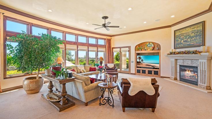 Elegant gestaltetes Wohnzimmer mit moderner Einrichtung in einer Wohnung im Building Kendell Hill Drive - beaux-maison - 1538723 in Santa Rosa, Santa Rosa Elegant gestaltetes Wohnzimmer mit moderner Einrichtung in einer Wohnung im Building Kendell Hill Drive - beaux-maison - 1538723 in Santa Rosa, Santa Rosa