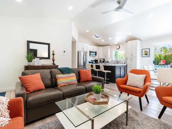 Building North Cardillo Avenue - beaux-maison - 1574566 adresindeki bir dairede modern mobilyalarla zarif bir şekilde tasarlanmış oturma odası Palm Springs, Palm Springs