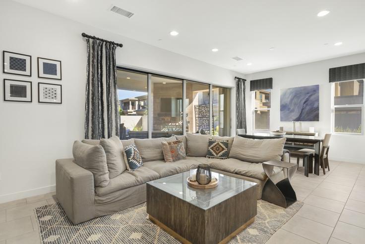 Elegante sala de estar con mobiliario moderno en un apartamento en Building Retreat Circle - beaux-maison - 1574567 en Palm Desert, Palm Desert Elegante sala de estar con mobiliario moderno en un apartamento en Building Retreat Circle - beaux-maison - 1574567 en Palm Desert, Palm Desert