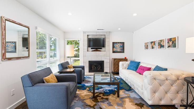 Salle de séjour élégante avec mobilier moderne dans un appartement à Building Burndale Road - beaux-maison - 1604797 à Sonoma, Sonoma