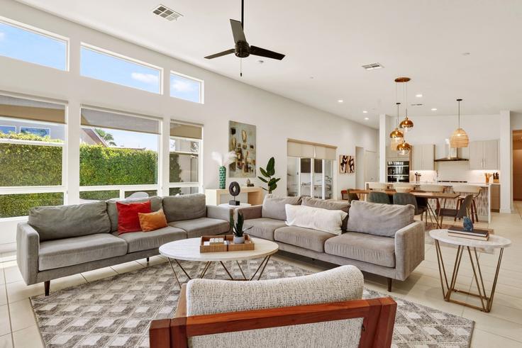 Elegant gestaltetes Wohnzimmer mit moderner Einrichtung in einer Wohnung im Building Blackfoot Drive - beaux-maison - 1604786 in Indian Wells, Indian Wells
