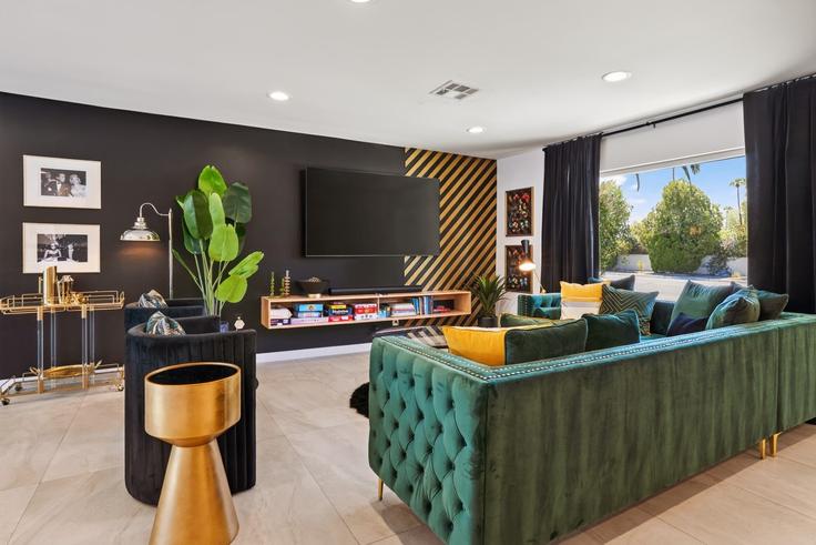 Elegant gestaltetes Wohnzimmer mit moderner Einrichtung in einer Wohnung im Building South Farrell Drive - beaux-maison - 1604788 in Palm Springs, Palm Springs
