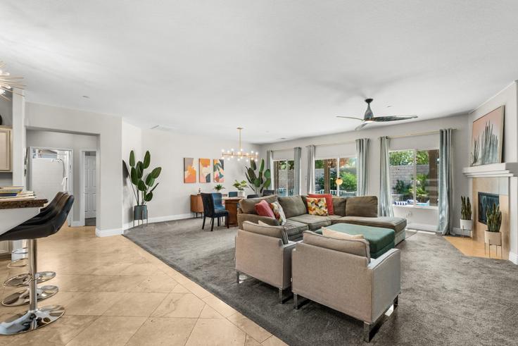 Sala de estar elegantemente projetada com móveis modernos em um apartamento no Building Vista Dunes - beaux-maison - 1604784 em Palm Springs, Palm Springs