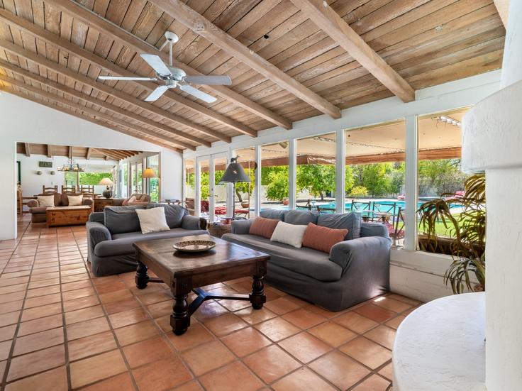 Elegant gestaltetes Wohnzimmer mit moderner Einrichtung in einer Wohnung im Building East San Jacinto Way - beaux-maison - 1613505 in Palm Springs, Palm Springs