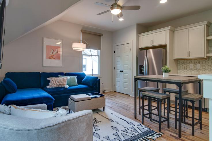 Salle de séjour élégante avec mobilier moderne dans un appartement à Building Mcferrin Avenue - beckonhomes - 1049676 - BNA à Nashville, Nashville